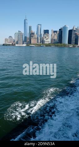 Wall Street Bürotürme mit One World Trade Center, entworfen von David Childs von Skidmiore, Owings & Merril fotografiert von Staten Island Ferry Stockfoto