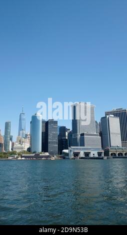 Wall Street Bürotürme mit One World Trade Center, entworfen von David Childs von Skidmiore, Owings & Merril fotografiert von Staten Island Ferry Stockfoto