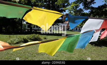 Tibetische Gebetsfahnen, ausgestellt vom buddhistischen Kloster, Woodstock, NY USA Stockfoto