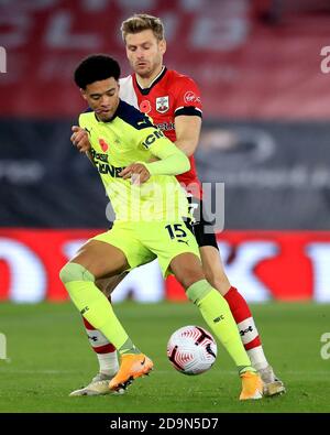 Jamal Lewis von Newcastle United (links) und Stuart Armstrong von Southampton kämpfen während des Premier League-Spiels im St Mary's Stadium in Southampton um den Ball. Stockfoto