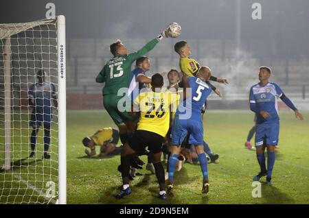 Harrogate Town Torwart Joe Cracknell spart einen Schuss während der FA Cup ersten Runde Spiel im EnviroVent Stadium, Harrogate. Stockfoto