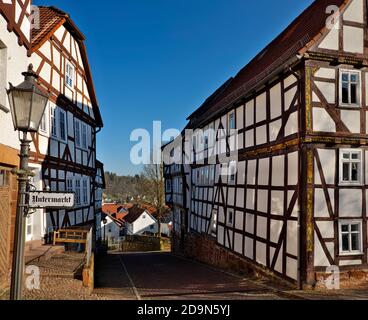 Europa, Deutschland, Hessen, Ederbergland, Naturpark Kellerwald-Edersee, Stadt Franbkenberg an der Eder, Fachwerkhäuser mit Ornamenten am Untermarkt Stockfoto