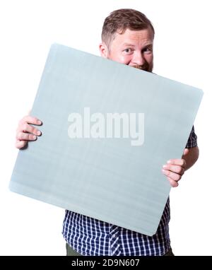 Fröhlicher bärtiger Mann im Hemd mit Blanc Objekt für Ihre Logo Studio Portrait auf weißem Hintergrund Stockfoto