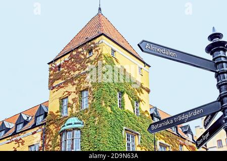 Außenansicht von bunten alten Gebäuden in Visby Altstadt in Schweden Stockfoto