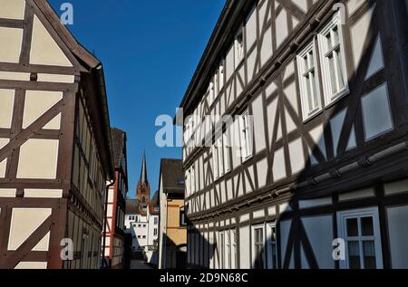 Europa, Deutschland, Hessen, Ederbergland, Naturpark Kellerwald-Edersee, Stadt Frankenberg an der Eder, Blick durch die Hundegasse zur Frauenkirche, Fachwerkhäuser Stockfoto