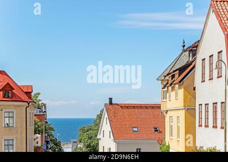 Außenansicht von bunten alten Gebäuden in Visby Altstadt in Schweden Stockfoto