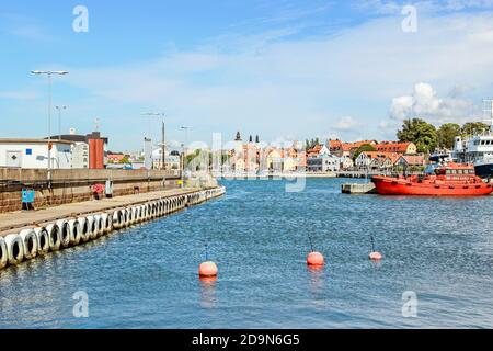 Stadtbild mit alten bunten Gebäuden am Hafen in Visby Schweden Stockfoto