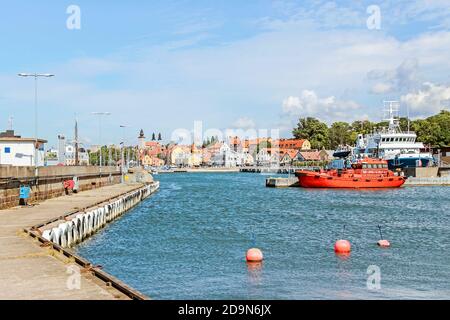 Stadtbild mit alten bunten Gebäuden am Hafen in Visby Schweden Stockfoto