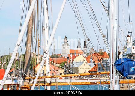 Stadtbild mit alten bunten Gebäuden am Hafen in Visby Schweden Stockfoto