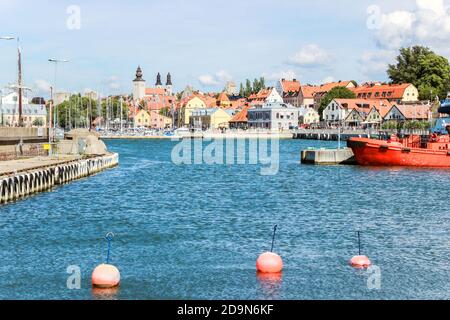 Stadtbild mit alten bunten Gebäuden am Hafen in Visby Schweden Stockfoto