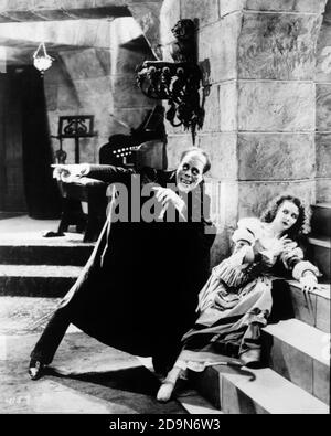 1920ER JAHRE 1925 LON CHANEY UND MARY PHILBIN DAS PHANTOM DIE OPER HOLLYWOOD STUMMFILM PUBLICITY STILL - H9865 NAW001 HARS MARY B&W FILME HORROR NORDAMERIKA OPER NORDAMERIKA BERUF FILME ABENTEUER KINOS ENTDECKUNG PERFORMER UND KARRIERE ENTERTAINER BERUFE TERROR KONZEPTUELLE PHANTOM SCHAUSPIELER 1925 STUMMFILM FILM FILM BEWEGUNG BILDER WERBUNG NOCH KREATIVITÄT ENTERTAINER FILM NOCH DARSTELLER SCHWARZ UND WEISSE KAUKASISCHE ETHNIE ALTMODISCH Stockfoto