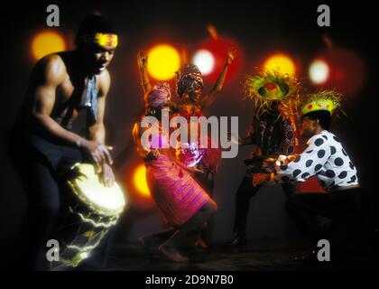 1960S 1970S CARIBBEAN MÄNNER UND FRAUEN CALYPSO TÄNZER UND CONGA SCHLAGZEUGER IN HELLGELB-WEISSEN UND ROTEN LICHTERN - KD2847 PHT001 HARS MUSIKER FEIER FRAUEN 5 STUDIO SCHUSS KOPIE RAUM FREUNDSCHAFT IN VOLLER LÄNGE HALBLANG DAMEN TROMMELN PERSONEN INSPIRATION MÄNNER KARIBIK UNTERHALTUNG VERTRAUEN WESTINDIEN GLÜCK HELLE CONGA ABENTEUER INSELN AFROAMERIKANER AFROAMERIKANER UND AUFREGUNG SCHWARZ ETHNIZITÄT STOLZ MUSIKINSTRUMENT VERBINDUNG KONZEPTIONELLE POLKA DOT CULTURE SCHLAGZEUGER KOPFSCHMUCK STROHHÜTE STILVOLLE TURBANS ZUSAMMENARBEIT KREATIVITÄT TROMMELN ZWEISAMKEIT CALYPSO ALTMODISCH Stockfoto