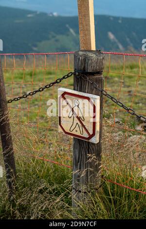 Kein Wanderschild, das an einem Holzmast hängt. Stockfoto