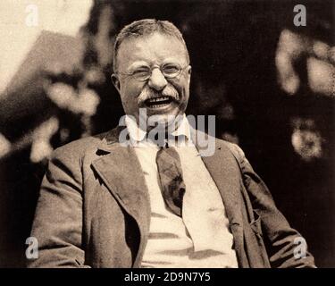 1900ER 1910ER PORTRÄT THEODORE TEDDY ROOSEVELT 26. PRÄSIDENT GRINSEND WÄHREND 1912 GESCHEITERTE BULLENELCH PRÄSIDENTSCHAFTSKAMPAGNE - KH13388 NAW001 HARS VEREINIGTE STAATEN VON AMERIKA MÄNNER VERTRAUEN BRILLEN MITTLEREN ALTERS B & W NORTH AMERIKA MITTLEREN ALTERS MANN AUGENKONTAKT NORDAMERIKANISCHEN SCHNURRBART GLÜCK FRÖHLICH STILE ROOSEVELT SCHNURRBÄRTE MUT AUGENBRILLE FÜHRUNG POLITIKER PRÄSIDENTENGESICHTS HAAR BERUFE POLITIK LÄCHELT THEODORE KAMPAGNE FRÖHLICH STILVOLLE PROGRESSIVE 26. BULLENGANS GRIN STAATSMANN 1912 SCHWARZ UND WEISS KAUKASISCH ETHNIZITÄT WÄHREND GESCHEITERT GRINSEND ALTMODISCH Stockfoto