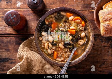 Eine Schüssel mit köstlicher italienischer Wurst, Grünkohl und Cannellini-Suppe mit Thymiangarnitur. Stockfoto