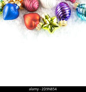 Viele bunte Weihnachtskugeln im Schnee mit Platz Für Text Stockfoto