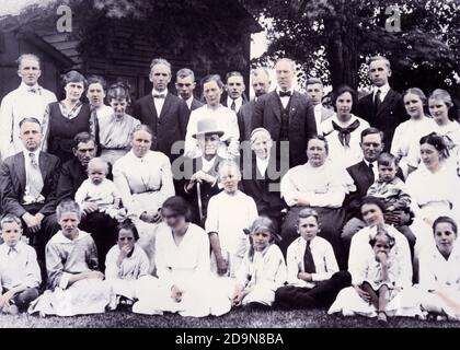 1900S GRUPPENPORTRAIT DER MULTI-GENERATION-FAMILIE UM MANN PATRIARCH VERSAMMELT FÜR DIE WIEDERVEREINIGUNG FOTOGRAFIEREN ALLE BLICK AUF DIE KAMERA - KO2594 HAR001 HARS FARBE MÜTTER SENIOREN ALTE ZEIT ZUKUNFT NOSTALGIE ALTE MODE JUGENDLICHE JUNGE ERWACHSENE GENERATIONEN KLEINKIND FAMILIEN FREUDE LIFESTYLE FEIER ÄLTERE FRAUEN VERHEIRATET LÄNDLICHEN EHEGATTEN EHEMÄNNER ZU HAUSE LEBEN KOPIEREN RAUM FREUNDSCHAFT HALBLANGE DAMEN PERSONEN MÄNNER TEENAGER MÄDCHEN TEENAGER JUNGE SENIOR MANN ÄLTERE ERWACHSENE VÄTER WIEDERVEREINIGUNG 1800S PARTNER AUGE KONTAKT ÄLTERE FRAU GLÜCK ALTER OLDSTERS OLDSTER WENDE DES 20. JAHRHUNDERTS VÄTER SIND STOLZ AUF JUNGE UND ALTE GENERATION Stockfoto