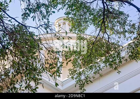 Die Kuppel der Barton Academy, der ersten öffentlichen Schule in Alabama, ist am 31. Oktober 2020 in Mobile, Alabama, abgebildet. Stockfoto