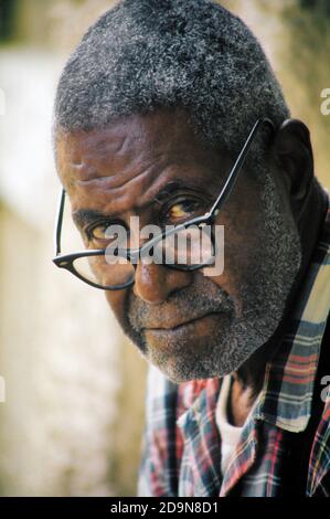 PORTRÄT DER 1970ER JAHRE INTENSIVER ERNSTER SENIOR AFRICAN-AMERICAN MANN, DER DIE KAMERA ANSCHAUT ÜBER SEINER BRILLE - KP2200 JAC002 HARS LIFESTYLE VERÄRGERTE ÄLTERE MOODY KOPIE RAUM PERSONEN MÄNNER SENIOR MANN BRILLEN ÄLTERE ERWACHSENE AUSDRÜCKE BEUNRUHIGT TRAUER AUGENKONTAKT ALTER OLDSTERS KOPF UND SCHULTERN OLDSTER SEINE AFRO-AMERIKANER AFRO-AMERIKANISCHE SCHWARZE ETHNIE VON UNGLAUBEN GESICHTSHAAR STIMMUNG ÄLTESTEN GLUM ÄLTEREN MANN BÄRTE ENTTÄUSCHT VERÄRGERTEN MISSTRAUEN GRAUEN HAAREN INTENSIVE MISERABLE UNZUFRIEDEN VERSTÖRT GESTÖRT VERHETZTE ALTMODISCHE AFROAMERIKANER Stockfoto