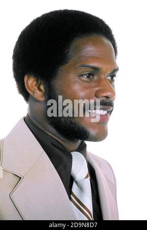 PORTRÄT DES AFROAMERIKANISCHEN GESCHÄFTSMANNES AUS DEN 1970ER JAHREN MIT BART UND SCHNURRBART IN ANZUG DARK SHIRT UND KRAWATTE SMILING - KP2559 MER001 HARS STUDIO SCHUSS GESUNDHEIT KOPIEREN RAUM PERSONEN INSPIRATION MÄNNER BERUF VERTRAUEN AUSDRÜCKE FREIHEIT SCHNURRBART ANZUG UND KRAWATTE BERUF GLÜCK KOPF UND SCHULTERN FRÖHLICHE STILE SCHNURRBÄRTE AFROAMERIKANER AFROAMERIKANER UND KARRIERE SCHWARZE ETHNIE GUT AUSSEHEND STOLZ GELEGENHEIT GESICHTSHAAR BERUFE LÄCHELT FRÖHLICH STYLISH BREITEN REVERS MODE JUNGEN ERWACHSENEN MANN ALTMODISCHEN AFROAMERIKANER Stockfoto