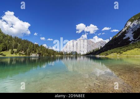 Blick vom Seebensee in der Mieminger-Kette auf die Zugspitze (2,962 m) im Wettersteingebirge, Ehrwald, Tirol, Österreich Stockfoto