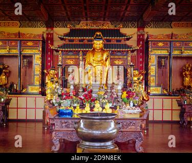 SIEBZIGER JAHRE KUAN YIN GÖTTIN DES MITGEFÜHLS UND DER BARMHERZIGKEIT GOLDENE STATUE IM CHINESISCHEN BUDDHISTISCHEN TEMPEL HONOLULU HAWAII USA - KR11608 HAR001 HARS TREU BUDDHIST GLAUBEN GLAUBEN GÖTTIN HAR001 ALTMODISCH Stockfoto