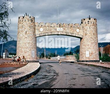 1960ER BAB-E-KHYBER EINGANGSTOR BERÜHMTEN KHYBER PASS IM NORDWESTEN PAKISTANS AN DER GRENZE ZU AFGHANISTAN GEBAUT 1964 - KR15814 LAN001 HARS ALTMODISCH Stockfoto