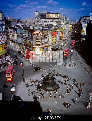 1960ER ERHÖHTE ANSICHT PICCADILLY CIRCUS IM WEST END VON LONDON ENGLAND VIELE NEON-SCHILDER WERBUNG SHAFTESBURY BRUNNEN IN DER MITTE - KR14817 HAR001 HARS BUSES CITY OF WESTMINSTER PICADILLY THEATER DISTRICT TRANSIT LUFTAUFNAHME DOPPELDECKER EROS GROSSBRITANNIEN HAR001 IKONISCHEN MOTOR FAHRZEUGE ALTMODISCH VEREINIGTES KÖNIGREICH Stockfoto