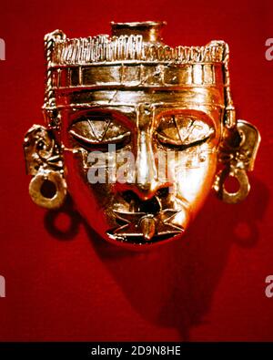 1400ER GOLDMASKE PRÄKOLUMBIANISCHEN SCHATZ AUS RUINEN AUF MONTE ALBAN ARCHÄOLOGISCHE STÄTTE IN OAXACA KULTUREN MUSEUM MEXIKO - KR8169 LAN001 HARS ALTMODISCH Stockfoto