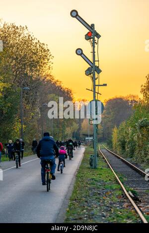 Die Nordbahntrasse, ein Radweg, Fußweg, auf einer ehemaligen 22 KM langen Eisenbahnstrecke, entlang der West-Ost-Achse von Wuppertal, am Nordhang, mit vielen Tu Stockfoto