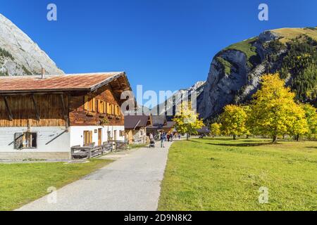 Hütten in Almdorf eng vor der Plattenspitze, Hinterriß, Tirol, Österreich Stockfoto