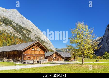 Hütten in Almdorf eng vor der Plattenspitze, Rissal, Hinterriß, Tirol, Österreich, Europa Stockfoto