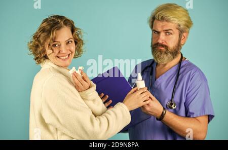Symptome einer Virusinfektion. Verschreiben Sie Tests und Behandlung. Kranker Patient. Diagnosekonzept. Medizinische Hilfe. Anamnese. Arzt kommunizieren Frau. Medizinische Behandlung. Bietet effektive Heilmittel. Stockfoto