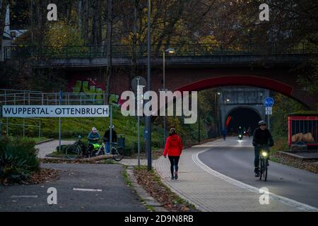 Die Nordbahntrasse, ein Radweg, Fußweg, auf einer ehemaligen 22 KM langen Eisenbahnstrecke, entlang der West-Ost-Achse von Wuppertal, am Nordhang, mit vielen Tu Stockfoto