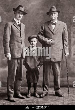 1900S 1890S JAHRHUNDERTWENDE DREI GENERATION MÄNNER FAMILIE VATER SOHN UND GROSSVATER PORTRAIT ANZÜGE UND TIES BLICK AUF KAMERA - O6321 CLE001 HARS DRINNEN NOSTALGISCHEN PAAR VORORT STÄDTISCHEN SENIOREN ALTE ZEIT NOSTALGIE ALTE MODE 1 JUGENDLICH STIL GENERATIONEN TURN GROSSVATER SÖHNE GROSSELTERN FAMILIEN LIFESTYLE ZUFRIEDENHEIT FEIER ÄLTERE GROSSELTERN STUDIO ERSCHOSSEN STOCK HOME LEBEN LUXUS KOPIEREN RAUM FREUNDSCHAFT IN VOLLER LÄNGE PERSONEN INSPIRATION MÄNNER SENIOR MAN SENIOR ADULT VÄTER S&W AUGE KONTAKT SCHNURRBART ANZUG UND BINDEN ALTER OLDSTERS OLDSTER STILE SCHNURRBÄRTE UND VÄTER SIND STOLZ AUF DIE GENERATION DER GESICHTSHAARE Stockfoto