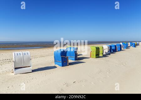 Strandliegen am Strand im Badeort Wyk, Foehr-Insel, Nordfriesische Inseln, Schleswig-Holstein, Norddeutschland, Deutschland, Europa Stockfoto