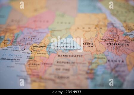 Zentralafrikanische Republik auf einer bunten und verschwommenen Karte von Afrika Stockfoto