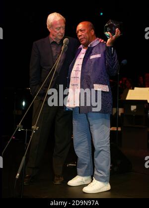 Quincy Jones wird von Michael mit dem Life Time Achievement Award ausgezeichnet Caine bei den BBC Jazz Awards 2006 Stockfoto