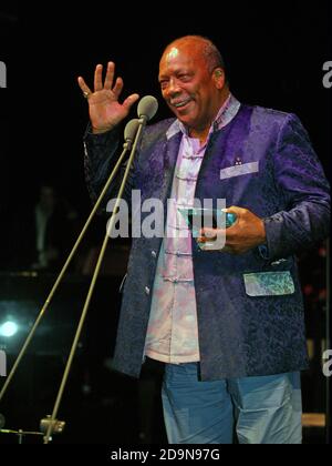 Quincy Jones wird von Michael mit dem Life Time Achievement Award ausgezeichnet Caine bei den BBC Jazz Awards 2006 Stockfoto