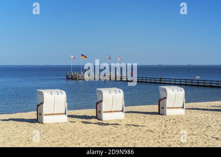 Pier und Strandliegen in Wyk auf der Insel Föhr, Nordfriesische Inseln, Schleswig-Holstein, Norddeutschland, Deutschland, Europa Stockfoto