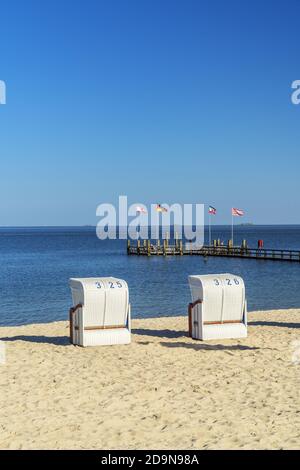 Pier und Strandliegen in Wyk auf der Insel Föhr, Nordfriesische Inseln, Schleswig-Holstein, Norddeutschland, Deutschland, Europa Stockfoto