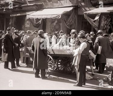 1940ER 1950ER MENSCHENMENGE VON KÄUFERN MÄNNER FRAUEN AUF DER SUCHE NACH EINEM DEAL BEI PUSHCART MARKET AUF DER LOWER EAST SIDE VON MANHATTAN NEW YORK CITY USA - R4075 HAR001 HARS VEREINIGTE STAATEN COPY SPACE FULL-LENGTH HALF-LENGTH DAMEN LOWER PERSONS SHOPS VEREINIGTE STAATEN VON AMERIKA MÄNNER RISIKO DEAL B&W NORDAMERIKA KÄUFER NORD AMERICAN SHOPPERS VERSUCHUNG ENTDECKUNG STRATEGIE KUNDENSERVICE MÄRKTE WAHL EINWANDERER INDEPENDENT A AT VON AUF NYC BERUFE GESCHÄFTE KONZEPTIONELL NEU YORK CITIES EASTSIDE NEW YORK CITY SCHNÄPPCHEN HANDEL PUSHCART SCHWARZ UND WEISSE UNTERNEHMEN HAR001 LOWER EAST SIDE ALTMODISCH Stockfoto