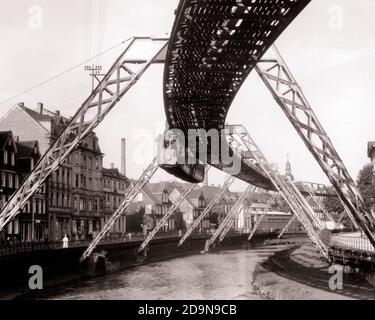 1930ER JAHRE WUPPERTAL SCHWEBEGÄHN HOCHMONORAIL SKYTRAIN ÜBER WUPPER RIVER VORKRIEG WUPPERTAL DEUTSCHLAND - R6987 HAR001 HARS ÄLTESTE FEDERUNG Stockfoto