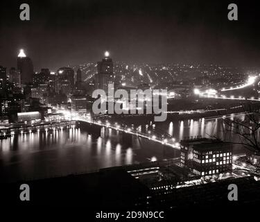 1940ER-JAHRE-STADT NACHT SZENE SMITHFIELD STRASSE BRÜCKE ÜBER MONONGAHELA FLUSS VOM MOUNT WASHINGTON PITTSBURGH PA USA - R4342 HEL001 HARS PITTSBURGH Stockfoto