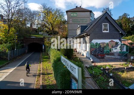 Die Nordbahntrasse, ein Radweg, Fußweg, auf einer ehemaligen 22 KM langen Eisenbahnstrecke, entlang der West-Ost-Achse von Wuppertal, am Nordhang, mit vielen Tu Stockfoto