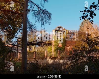 Hampstead Pergola im Herbstsonnenlicht auf Hampstead Heath, London. Erschaffung von Lord Leverhulme. Stockfoto