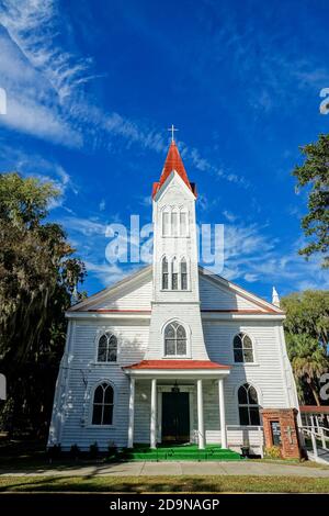 Die Tabernacle Baptist Church wurde 1811 von Afro-Amerikanern im historischen Viertel Beaufort, South Carolina, erbaut. Der Kirchfriedhof ist die letzte Ruhestätte für General Robert Smalls, eine prominente afroamerikanische politische Figur und Unionsheld während des Bürgerkrieges. Stockfoto