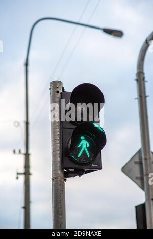 Eine grüne Ampel im Stadtzentrum. Stockfoto