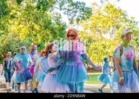 MACKAY, QUEENSLAND, AUSTRALIEN - JUNI 2019: Unbekannte Personen in Kostümen, die mit farbigem Pulver bedeckt sind, nehmen am Color Frenzy Fun Run Teil Stockfoto