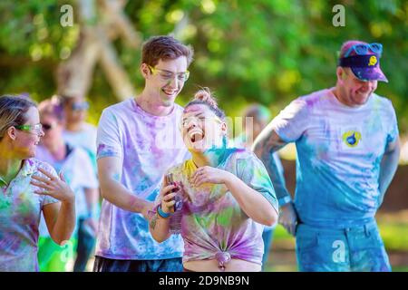 MACKAY, QUEENSLAND, AUSTRALIEN - JUNI 2019: Unbekannte junge Frau lacht laut mit Freunden in Color Frenzy Fun Run Stockfoto